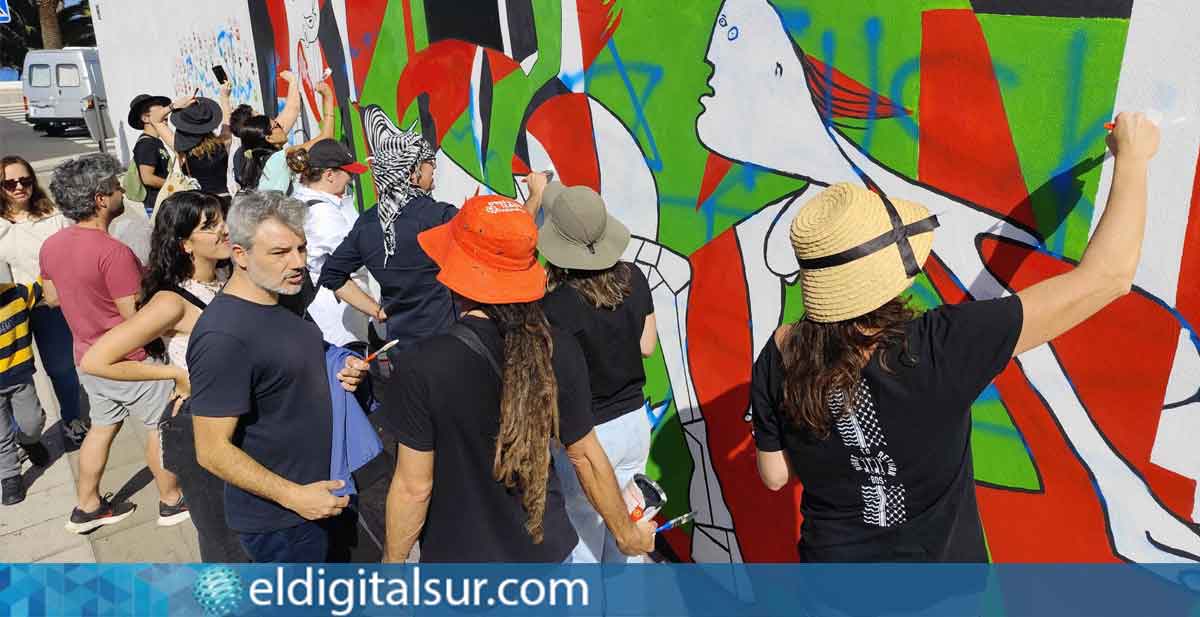 Proceso de restauración del mural en apoyo a Palestina en Puerto de la Cruz