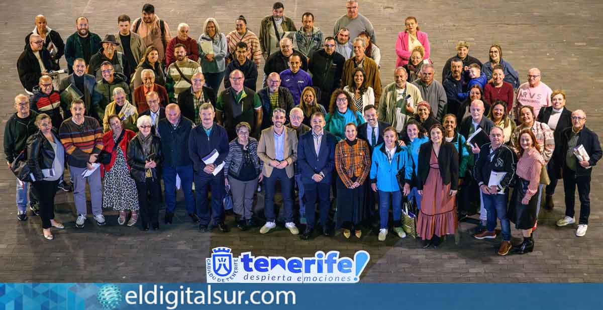 Foto de familia de autoridades y representantes de las agrupaciones del Carnaval