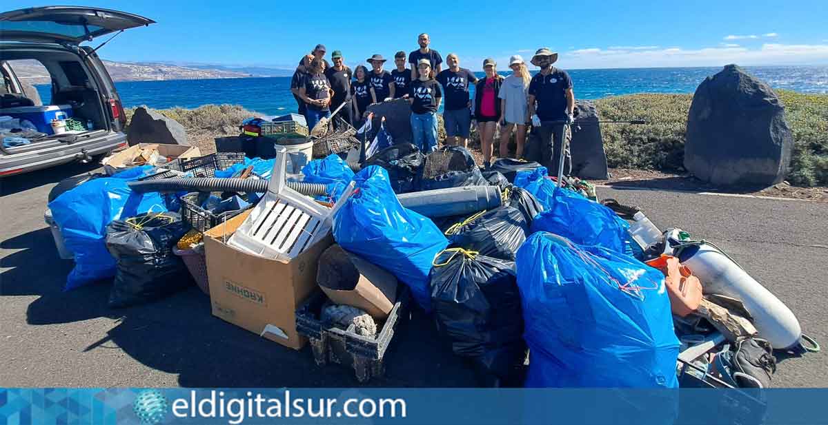 Voluntarios realizando la limpieza de la Playa de Lima