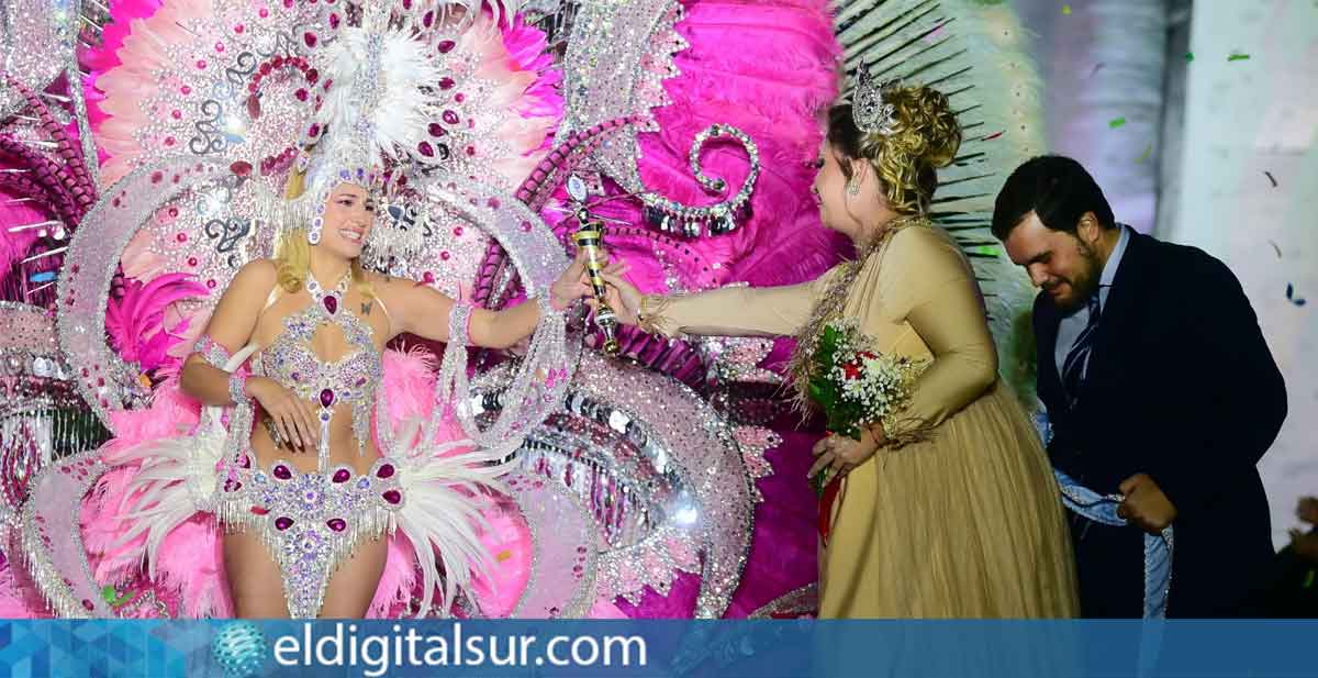 Selene Roger Weiskorn, Reina del Carnaval Internacional 2023, entrega el cetro a Soraya Campana Labrador, coronada Reina del Carnaval Internacional de Puerto de la Cruz 2025