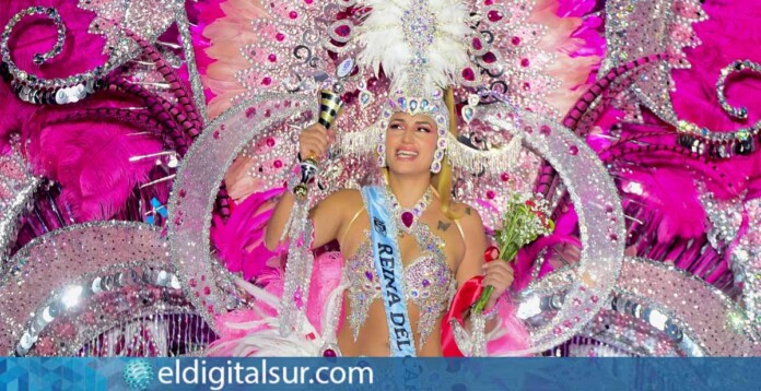 La reina del Carnaval Internacional de Puerto de la Cruz 2025, Soraya Campana Labrador, con su impresionante fantasía "Bello Ensueño", diseñada por Fran Yanes