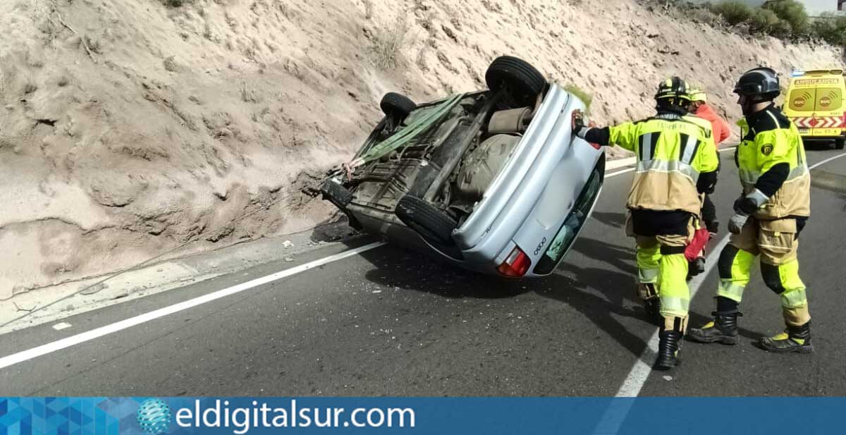 Un vehículo volcó en la vía, siendo atendido por los bomberos y voluntarios de Guía de Isora