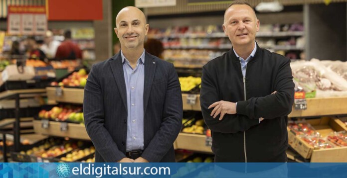 Carlos García, director de Marketing y Comunicación de HiperDino, y Omar Hernández, concejal de Deportes del Ayuntamiento de El Paso