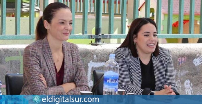 La alcaldesa de Arona, Fátima Lemes, junto a Guacimara Tavío, responsable del área de Contratación