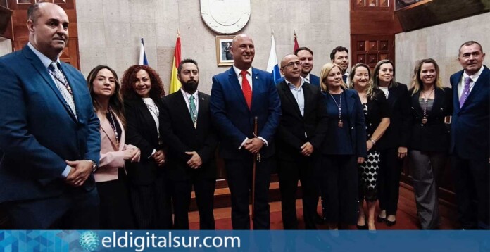 El alcalde, José Domingo Regalado, junto a los miembros del nuevo grupo de gobierno de Granadilla de Abona para el periodo 2025-2027