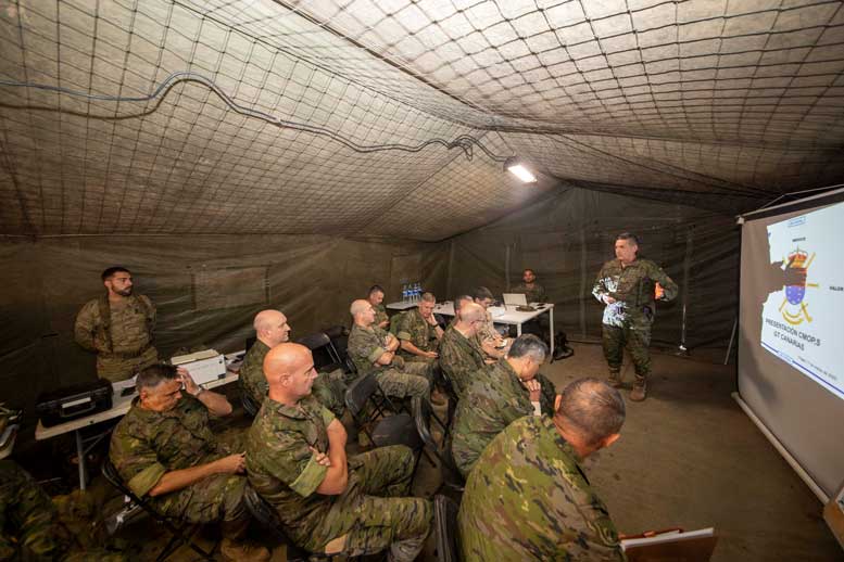 Exposición de las operaciones al Comandante del MOPS en un puesto de mando de campaña