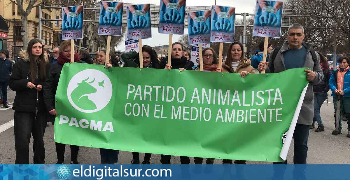 Javier Luna junto a miembros de la formación política en la manifestación de este miércoles en Madrid | PACMA