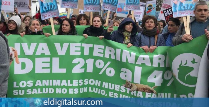 Miembros de PACMA en la manifestación contra el Decreto 666/2023 en marzo de 2025 | PACMA
