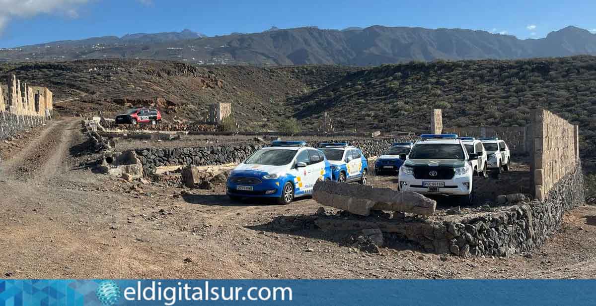 Agentes de la Policía Local de Adeje, Policía Autonómica y Guardia Civil durante uno de los operativos conjuntos en el espacio natural protegido de La Caleta