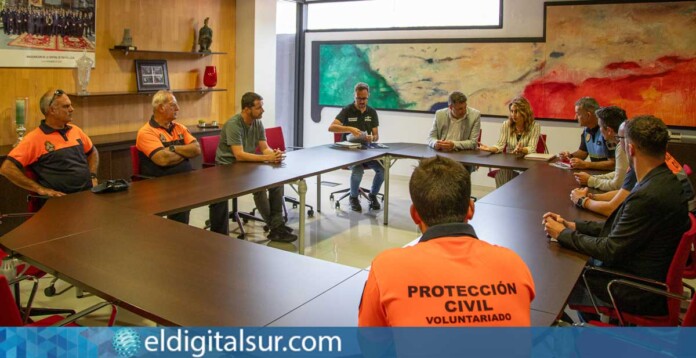 Reunión de trabajo entre representantes del gobierno y miembros de Protección Civil de Adeje