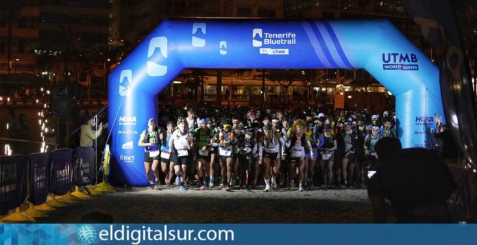 Momento en el que los corredores de la modalidad de 110 kilómetros inician la Tenerife Bluetrail by UTMB® desde la playa de Los Cristianos