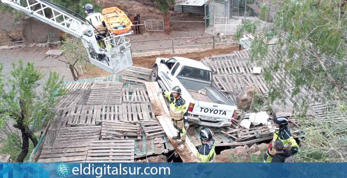 Bomberos trabajando en el lugar del accidente en San Miguel de Abona, donde un nonagenario perdió la vida tras salir de la vía y caer a un barranco