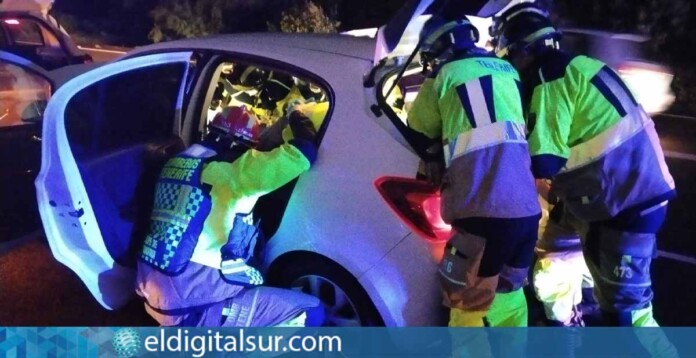 Bomberos de Tenerife trabajando en el lugar del accidente en la TF-5