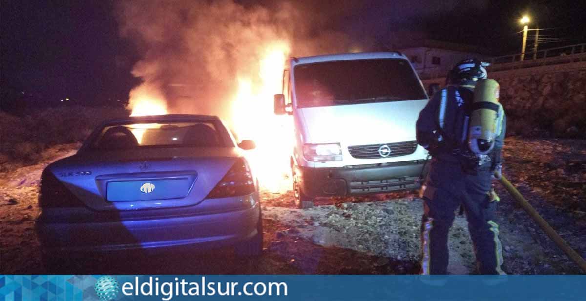 Bomberos extinguiendo el incendio de un vehículo en la calle Torvisco, en Arona.