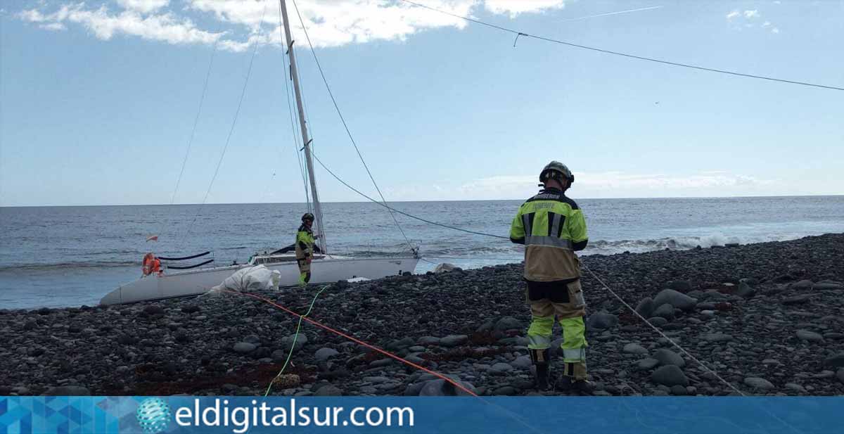 Bomberos asegurando el barco encallado en la Playa del Socorro, en Güímar.