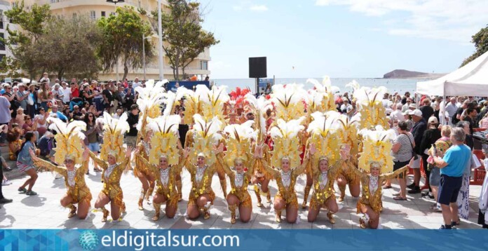 Momento del desfile de comparsas en el Carnaval de El Médano