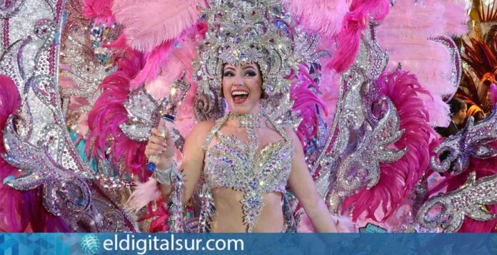 Kiara Comellas se corona Reina del Carnaval con la fantasía ‘Reflejos en Carnaval’.