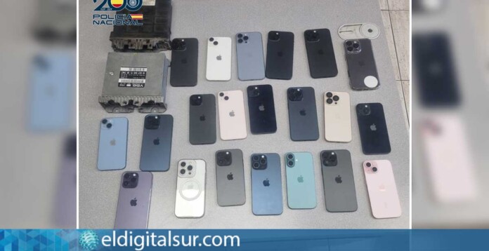 Objetos recuperados por la Policía Nacional: varios iPhones y centralitas de vehículos robadas (de las marcas Volkswagen y Mercedes).