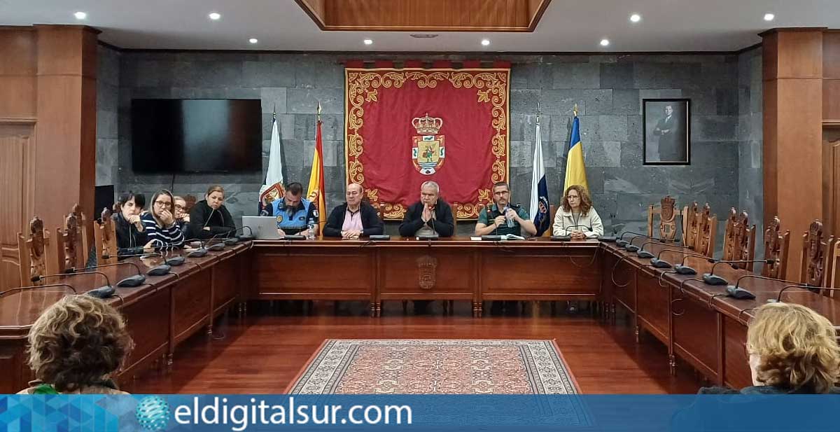 Arturo González, alcalde de San Miguel de Abona, durante la reunión con vecinos de Llano del Camello