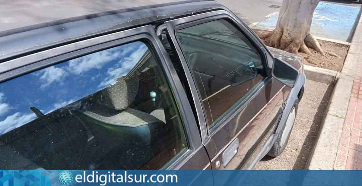 Así quedó un coche tras un intento de robo: doblaron la puerta para abrirlo