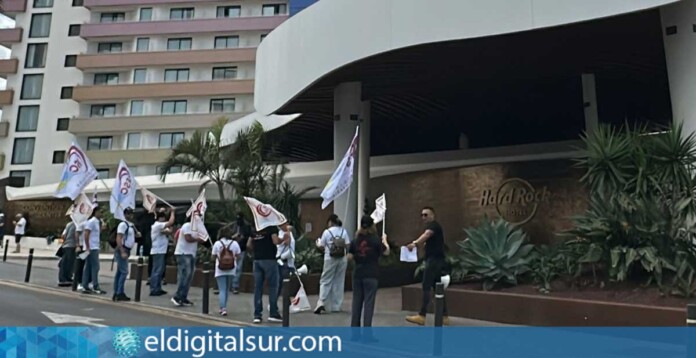 Manifestantes de Sindicalistas de Base protestan frente al Hotel Hard Rock Tenerife