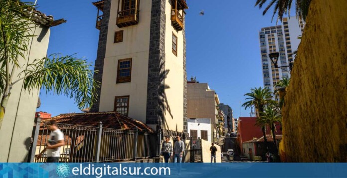 La Casa de los Ventoso, también conocida como el Colegio de los Agustinos, junto al Torreón anexo, en el casco histórico de Puerto de la Cruz