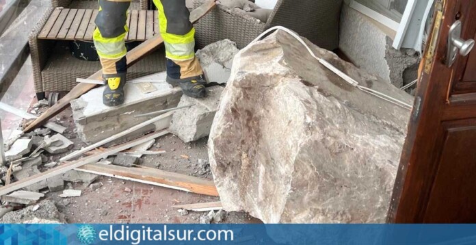 Desprendimiento-de-una-roca-en-Bajamar-160425 Roca desprendida que causó daños estructurales en una vivienda de Bajamar