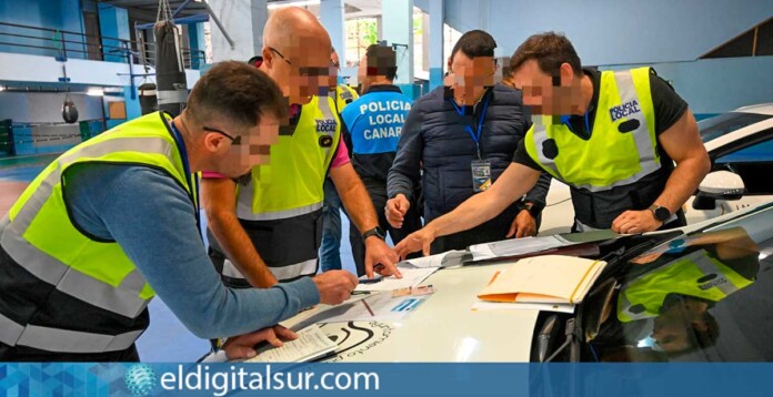 Agentes durante la formación en inspección de taxis en Puerto de la Cruz