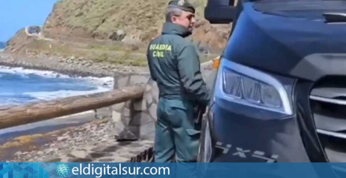 Agentes de la Guardia Civil durante un control de tráfico