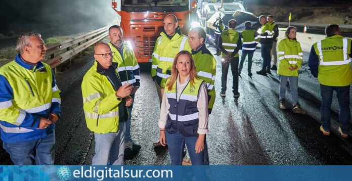 La presidenta del Cabildo de Tenerife, Rosa Dávila, y el consejero de Carreteras, Dámaso Arteaga, durante su visita a los trabajos de mejora en el enlace de Güímar de la TF-1