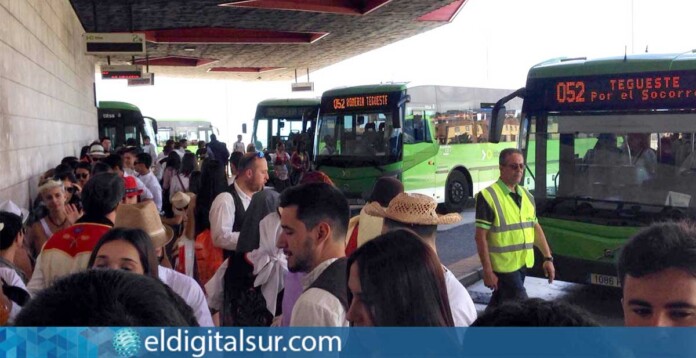 Guagua de la línea 52 durante las Fiestas de San Marcos en Tegueste, con asistentes vestidos con trajes tradicionales