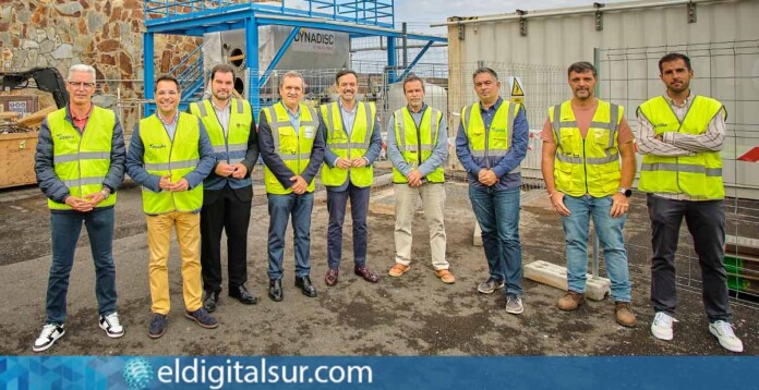 El vicepresidente del Cabildo, Lope Afonso, y el consejero de Sector Primario, Valentín González, visitaron las obras de tratamiento terciario en la EDAR del Valle de La Orotava, que permitirán reutilizar casi 7.000 m³ de agua al día