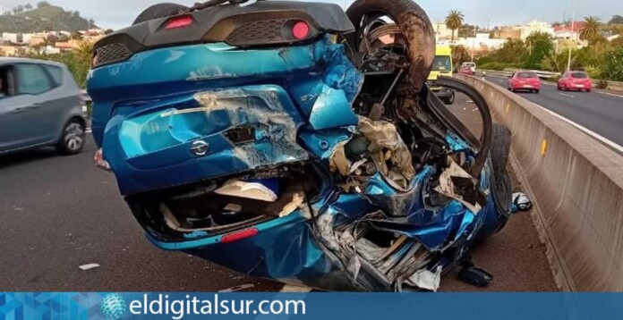 Estado en el que quedó el coche azul que circulaba correctamente por su carril, tras ser embestido por el vehículo que provocó el accidente.