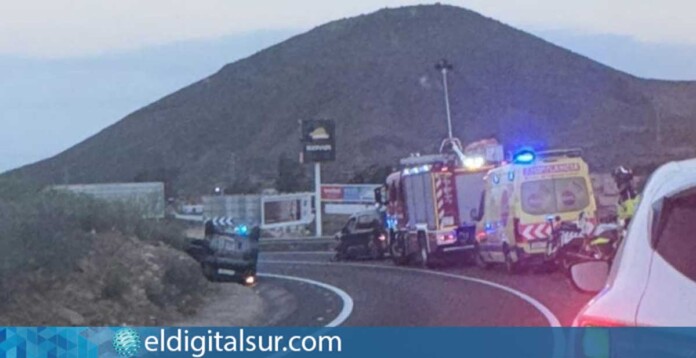 Vehículo volcado tras la colisión frontal en la TF-655