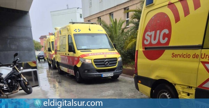Ambulancias del SUC trasladando pacientes al Centro de Salud de San Benito