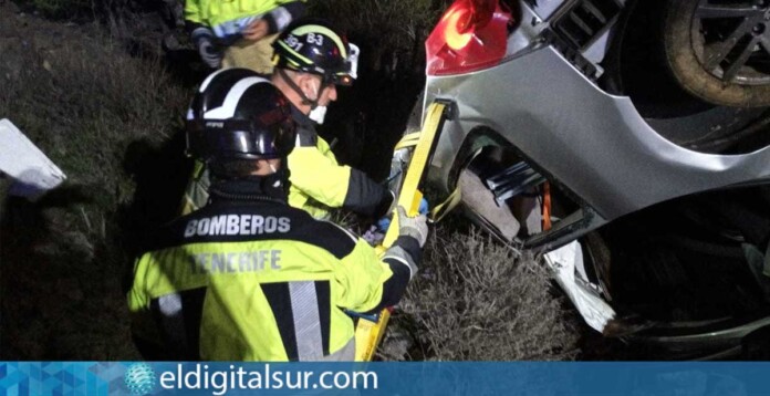 Bomberos del parque de San Miguel y voluntarios de Adeje en acción durante un accidente en el sur de Tenerife