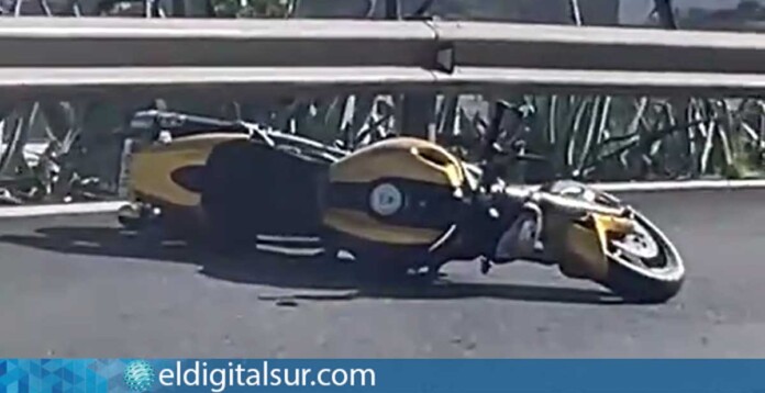 La motocicleta siniestrada en la TF-28, tras el accidente mortal registrado este miércoles en La Camella, Arona