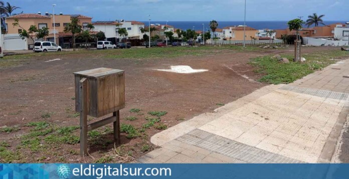 Vista del estacionamiento provisional habilitado en la calle La Marea, Bajamar, preparado para recibir a los visitantes durante la Semana Santa.