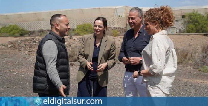 Fátima Lemes, alcaldesa de Arona, durante la visita al terreno en Las Rosas donde se construirán 59 viviendas protegidas