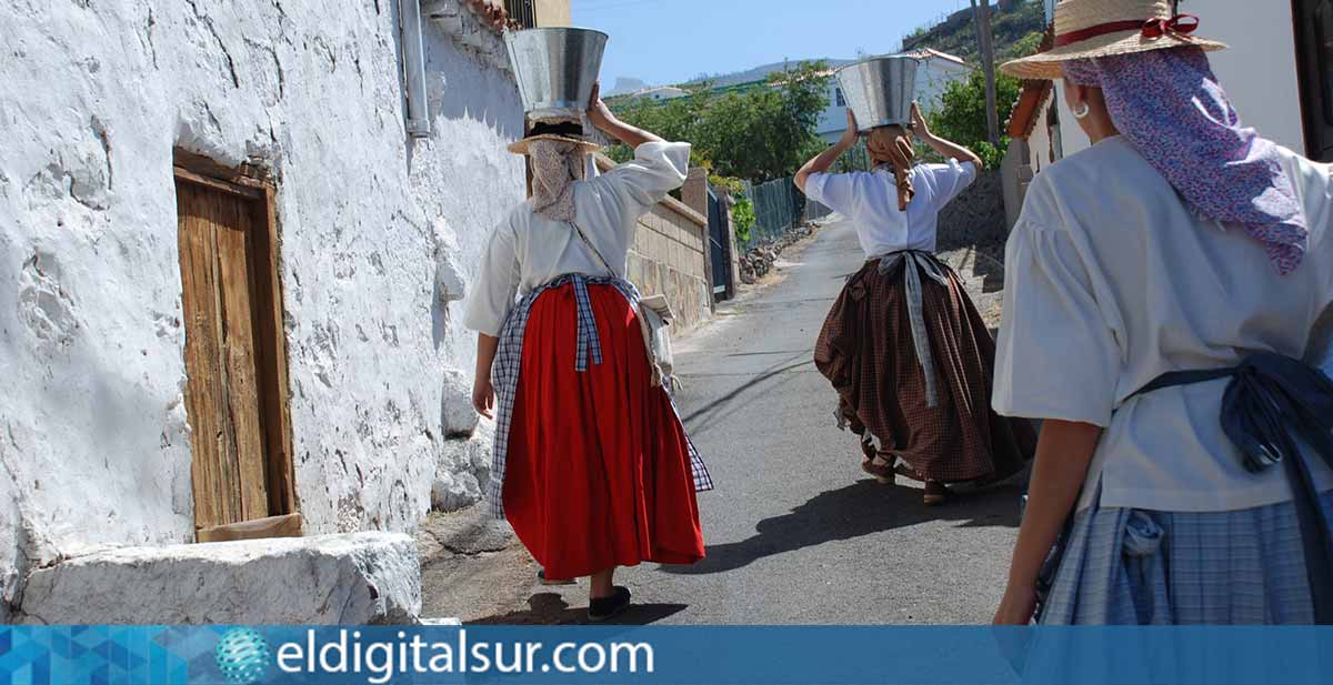 Vecinos y vecinas de Taucho participan en las Jornadas Etnográficas, recreando la vida tradicional del barrio