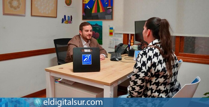 Naím Yánez en una de las oficinas de turismo con el nuevo sistema de bucle magnético