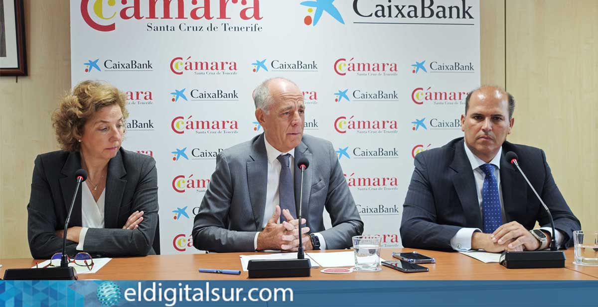 La directora general de la Cámara de Comercio, Lola Pérez; el presidente, Santiago Sesé; y el director territorial de CaixaBank en Canarias, Manuel Afonso, durante la presentación del Boletín de Coyuntura Económica del primer trimestre de 2025