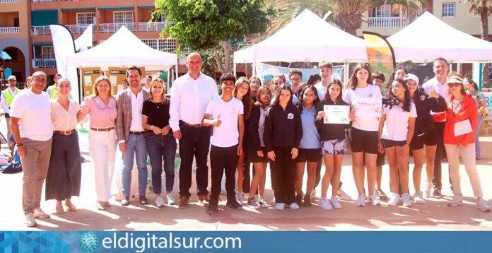 El alcalde José Domingo Regalado y el presidente de Sermugran, Marcos Antonio Rodríguez, junto a escolares en la plaza Galicia de El Médano