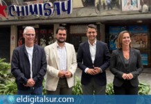 El alcalde Leopoldo Afonso, el concejal Pedro Antonio Campos, el segundo teniente alcalde Alonso Acevedo y la responsable de Cultura Desiré Díaz, frente al Ayuntamiento de Puerto de la Cruz, tras alcanzar el acuerdo para la adquisición del Cine Chimisay