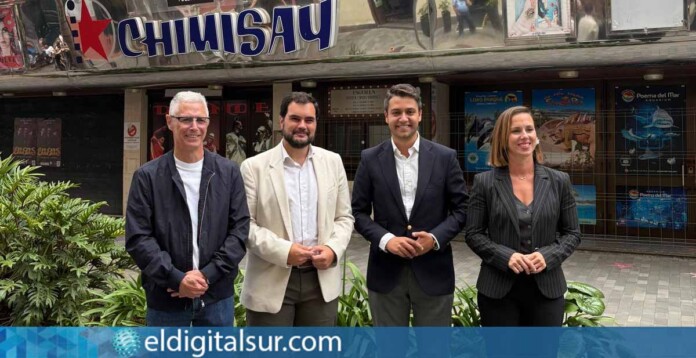 El alcalde Leopoldo Afonso, el concejal Pedro Antonio Campos, el segundo teniente alcalde Alonso Acevedo y la responsable de Cultura Desiré Díaz, frente al Ayuntamiento de Puerto de la Cruz, tras alcanzar el acuerdo para la adquisición del Cine Chimisay