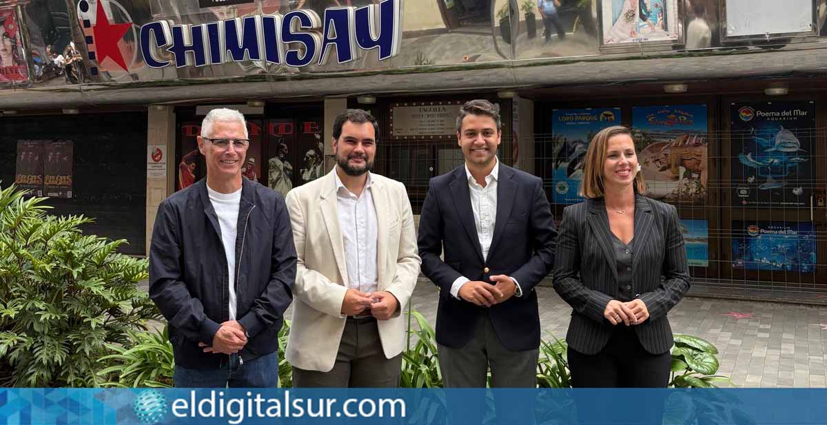 El alcalde Leopoldo Afonso, el concejal Pedro Antonio Campos, el segundo teniente alcalde Alonso Acevedo y la responsable de Cultura Desiré Díaz, frente al Ayuntamiento de Puerto de la Cruz, tras alcanzar el acuerdo para la adquisición del Cine Chimisay