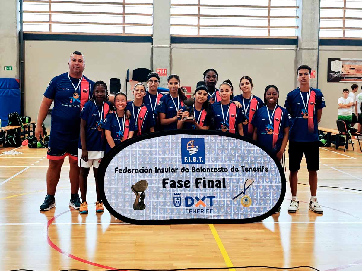 El equipo pre-cadete femenino del Club Baloncesto El Fraile posa en la cancha donde disputó la fase final de la segunda división, organizada por la Federación Insular de Baloncesto de Tenerife, durante la temporada 2024-2025