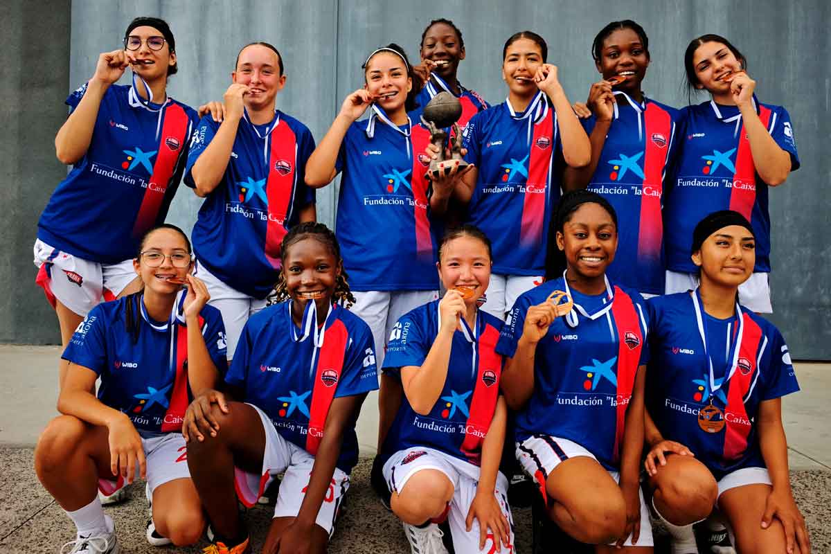 Las jugadoras del pre-cadete femenino del CB El Fraile muestran con orgullo sus medallas