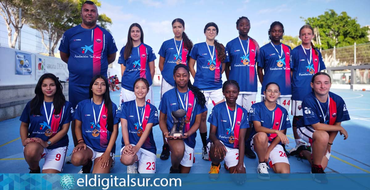 El equipo pre-cadete femenino del Club Baloncesto El Fraile posa en su cancha tras lograr el cuarto puesto en la fase final de segunda división en su debut federado