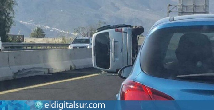 Servicios de emergencia intervienen en la TF-1 tras el vuelco de un vehículo a la altura de Güímar, donde tres personas resultaron heridas.